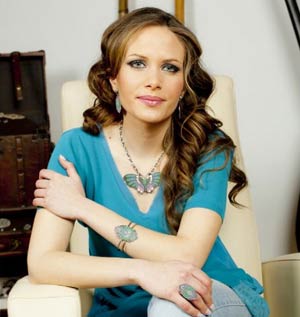 Бренд Clara Bijoux получил свое название в честь непревзойденного дизайнера Клары Торрес. В настоящее время она является руководителем команды дизайнеров на фабрике в Испании, расположенной на Балеарских островах.