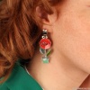 Серьги TARATATA, Tapette, асимметрия, с цветной смолой и  бусинами, TT-T23-01910-10M серебристый Серьги TARATATA, Tapette, асимметрия, с цветной смолой и  бусинами, TT-T23-01910-10M серебристый