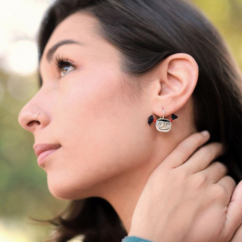 Серьги Taratata, Vive La Recre, серебристые с цветной эмалью, бусинами и текстилем Серьги Taratata, Vive La Recre, серебристые с цветной эмалью, бусинами и текстилем