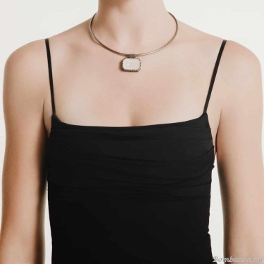 Колье Katerina Vassou, Agram, гривна, с кристаллом, KV24.2-401496BLINEN белый Колье Katerina Vassou, Agram, гривна, с кристаллом, KV24.2-401496BLINEN белый