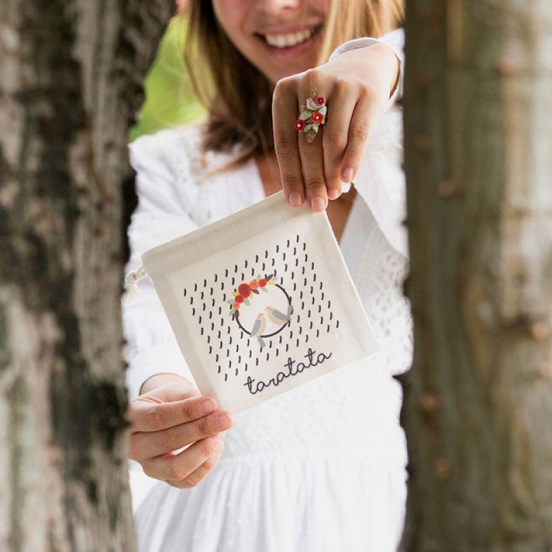 Серьги Taratata, Sur la bouche, золотистые, с цветной эмалью, бусинами и текстилем, TT-E20-04724-20M