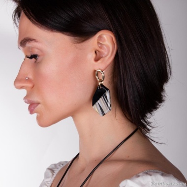 Серьги Moon Paris, Lorian, с акрилово-перламутровой подвеской, ML-23.03-020 черный Серьги Moon Paris, Lorian, с акрилово-перламутровой подвеской, ML-23.03-020 черный