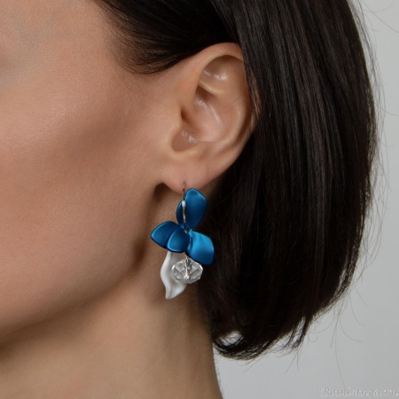 Серьги Nuance, асимметрия, с горным хрусталем и цветком, NFN-24.01-023 синий Серьги Nuance, асимметрия, с горным хрусталем и цветком, NFN-24.01-023 синий