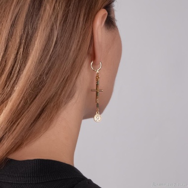 Серьги Lanzerotti, Verde, с крестом, монетой и гематитом, LZ-24.12-578 золотистый Серьги Lanzerotti, Verde, с крестом, монетой и гематитом, LZ-24.12-578 золотистый