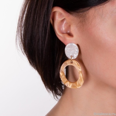Серьги Moon Paris, Lorian, с акриловой подвеской, ML-23.03-008 бежевый Серьги Moon Paris, Lorian, с акриловой подвеской, ML-23.03-008 бежевый