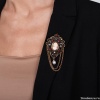 Брошь Alcozer&J, камея, гранат, жемчуг, Swarovski, AL2312-S5331C золотистый Брошь Alcozer&J, камея, гранат, жемчуг, Swarovski, AL2312-S5331C золотистый
