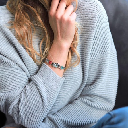 Браслет Taratata, Cousu-Main со стеклянными бусинами и цветными пуговицами