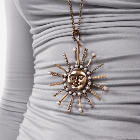 Колье Alcozer&J, подвеска-солнце, жемчуг, Swarovski, AL2406-C5460C золотистый Колье Alcozer&J, подвеска-солнце, жемчуг, Swarovski, AL2406-C5460C золотистый