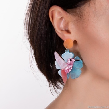 Серьги Moon Paris, Lorian, акриловые, с подвеской-колибри, ML-23.03-017 голубой Серьги Moon Paris, Lorian, акриловые, с подвеской-колибри, ML-23.03-017 голубой