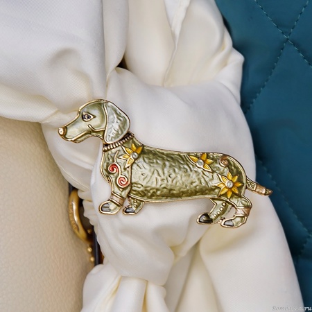 Брошь Shadore, Такса