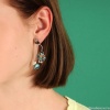 Серьги TARATATA, Rainette, смола,стразы,бусина,слюдяная пудра, TT-T24-06936-104 зеленый Серьги TARATATA, Rainette, смола,стразы,бусина,слюдяная пудра, TT-T24-06936-104 зеленый