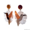 Серьги Moon Paris, Lorian, акриловые, с подвеской-колибри, ML-23.03-017 коричневый Серьги Moon Paris, Lorian, акриловые, с подвеской-колибри, ML-23.03-017 коричневый